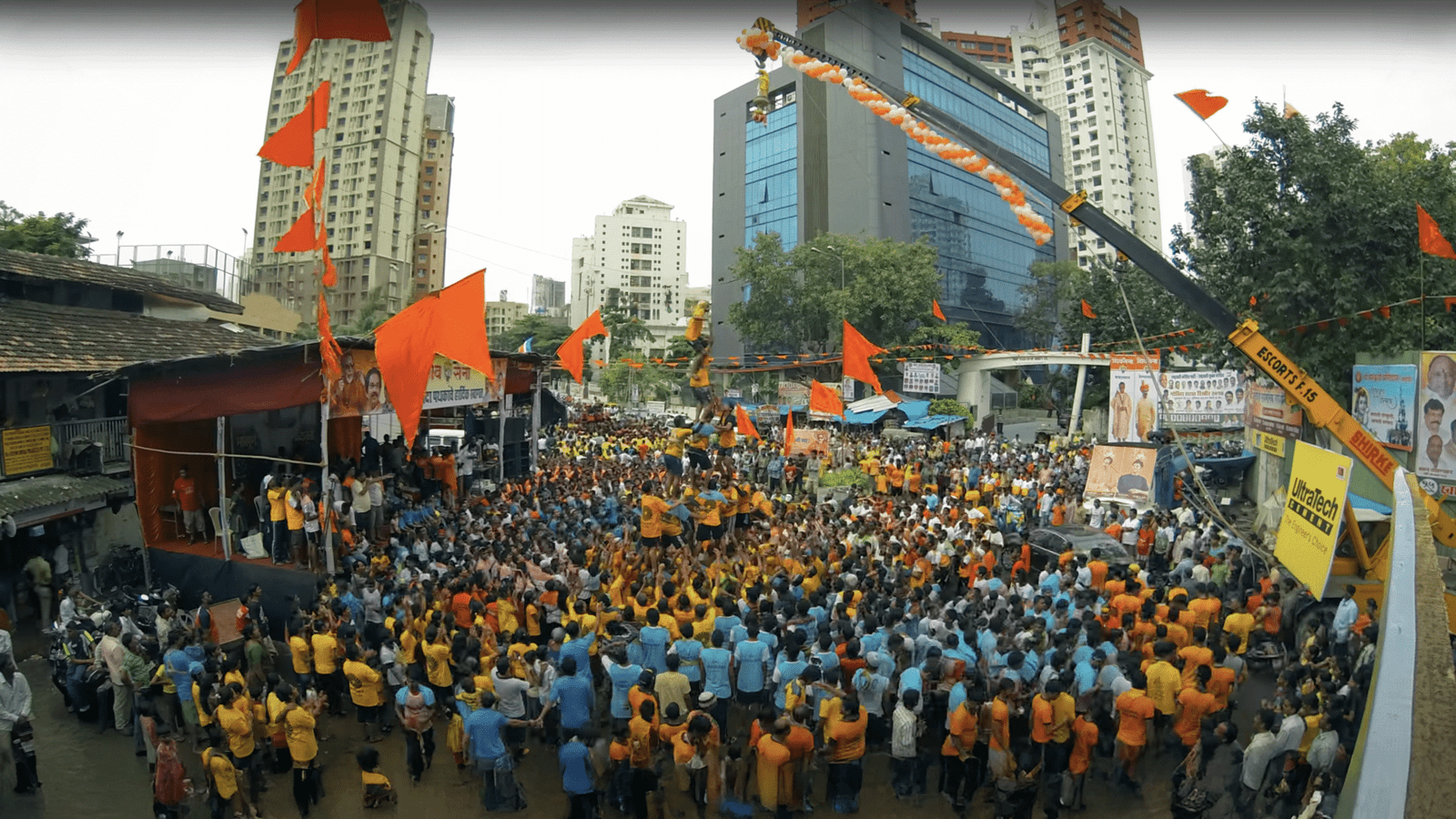 Govinda pathaks forming human pyramids during Krishna Janmashtami celebrations at Saamna Press Circle, New Prabhadevi Marg, Mumbai — captured in 4K timelapse by Humayunn Peerzaada.