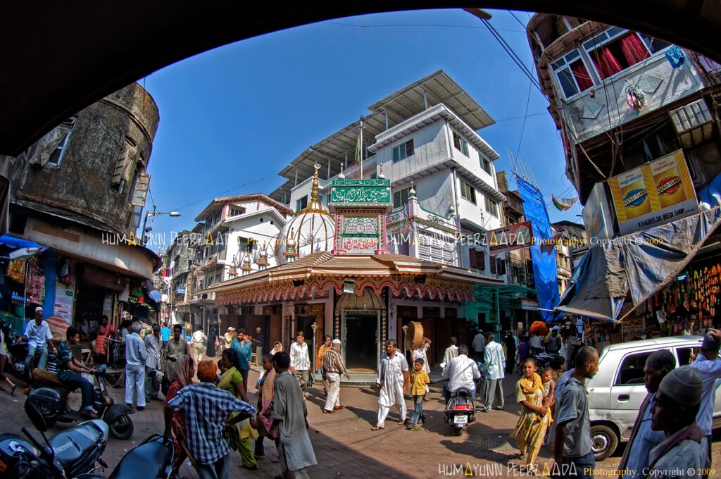Abdul Rehman Shah Baba Dargah, Mahim — captured by Humayun Peerzaada, reflecting Mumbai’s vibrant street spirituality.