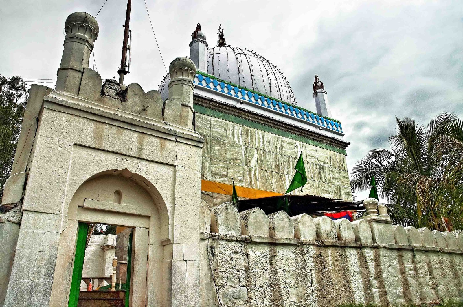 Shrine of Hazrat Maasaheba Ashrafe Dojahan R.A. Shrine of Hazrat Maasaheba Ashrafe Dojahan R.A.